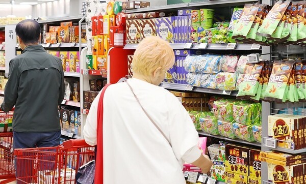 4분기 소매유통업 경기가 다시 냉각됐다. 지난 3분기 4년 만에 기준선을 웃돌며 회복 기대를 모았던 소매유통업 경기전망지수(RBSI)가 4분기 들어 큰 폭으로 하락하며 소비심리가 다시 얼어붙고 있다. [출처=연합뉴스]