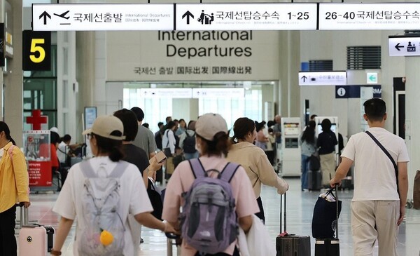 8일 제주국제공항 국제선 출발장이 제주 여행을 한 뒤 돌아가는 관광객들과 남은 추석 기간 해외여행을 하려는 사람들로 붐비고 있다. [출처=연합뉴스]