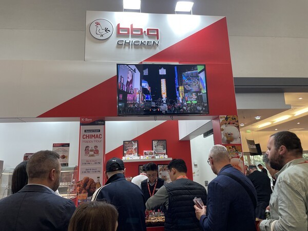 제너시스BBQ그룹은 세계 최대 식음료 박람회 ‘아누가(ANUGA) 2025’에 참가하며 유럽 시장 공략에 시동을 걸었다. BBQ는 현지 입맛에 맞춘 K-치킨 라인업을 공개하며 K-푸드의 글로벌 경쟁력을 재확인했다. [출처=제너시스BBQ]