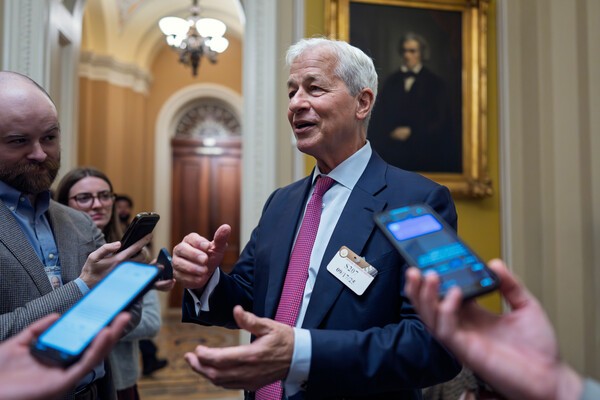 JPMorgan Chase의 CEO 겸 회장인 Jamie Dimon이 지난달 17일 워싱턴 국회의사당에서 공화당 상원의원들과 경제에 대해 얘기하고 있다. [출처=연합뉴스]