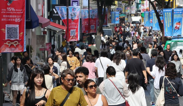 추석 연휴를 하루 앞둔 2일 서울 명동 거리가 외국인 관광객과 시민들로 북적이고 있다. [출처=연합뉴스]