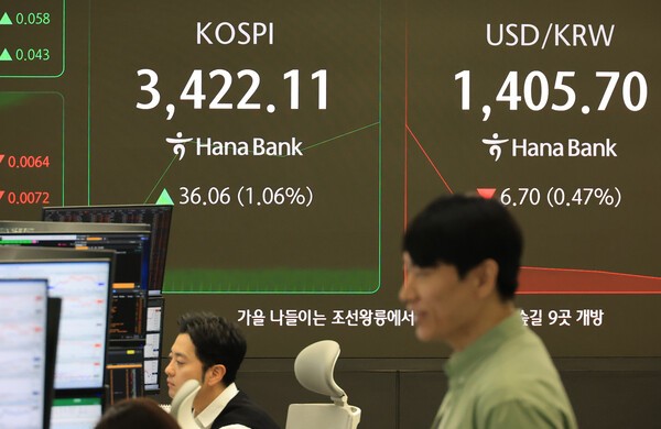 지난달 29일 서울 중구 하나은행 본점에서 직원들이 증시와 환율을 모니터하고 있다. 이날 코스피는 오전 9시 3분 기준 전장보다 36.11포인트(1.07%) 오른 3422.16에 거래됐다. [출처=연합뉴스]