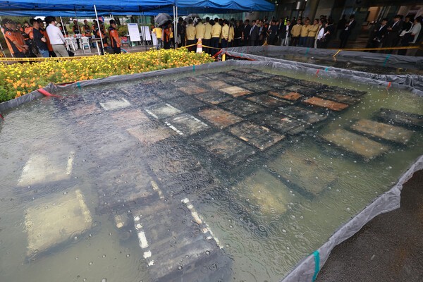 지난달 28일 대전 유성구 국가정보자원관리원 화재로 인해 불에 탄 리튬이온 배터리가 소화수조에 담겨 있다. [출처=연합뉴스]