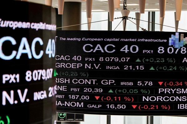 지난 9일, 파리 서쪽 라데팡스 상업지구에 있는 유로넥스트 거래소 건물의 디지털 화면에 시장 지표가 표시되고 있다. [출처=연합뉴스]