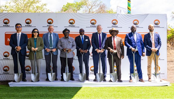 탄자니아 마헨게 흑연 광산 착공식에서 기념촬영을 하고 있다. 왼쪽부터 김대영 포스코인터내셔널 중남아프리카지역담당, 안은주 주탄자니아대한민국대사, 존 드 브리스(John De Vries) 블랙록마이닝 CEO, 아담 키고마 말리마(Adam Kighoma Malima) 탄자니아 모로고로 주지사(Regional Commissioner), 앤서니 마분데(Anthony Mavunde) 탄자니아 광물부 장관, 리처드 크룩스(Richard Crookes) 블랙록마이닝 사외이사, 니헤미야 캬안도 메체추(Nehemiah Kyando Mechechu) 탄자니아 재무부 국유자산청(Treasury Registrar) 청장, 보마 라발라(Boma Raballa) 탄자니아 CRDB은행 최고영업책임자(CCO), 크리스토퍼 엘링거(Christopher Ellinger) 주케냐대한민국부대사(Deputy High Commissioner). [출처=포스코인터내셔널]