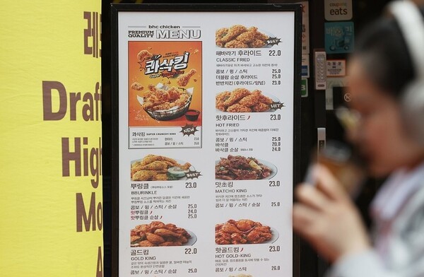 국내 프랜차이즈 업계에서 본사 매출은 증가한 반면 가맹점 매출은 줄어들며, 본사와 가맹점 간의 성장 불균형이 심화된 것으로 나타났다. [출처=연합]