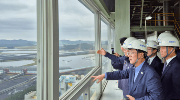 김성환 기후에너지환경부장관이 10일 충남 태안군 한국서부발전 태안발전본부에서 석탄발전 폐지 관련 정의로운 청정에너지로 전환과 안전관리 강화를 당부하고 있다. [출처=기후에너지환경부]