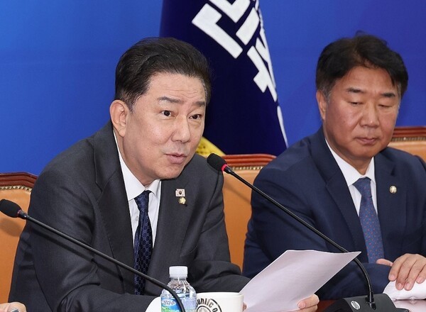 국정감사 증인채택 관련 브리핑하는 김병기 원내대표. [출처=연합]