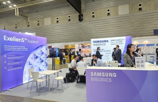일본 요코하마에서 열린 '바이오 재팬 2025' 행사장에 마련된 삼성바이오로직스 단독 부스에서 삼성바이오로직스 관계자들이 미팅을 진행하고 있다. [출처=삼성바이오로직스]