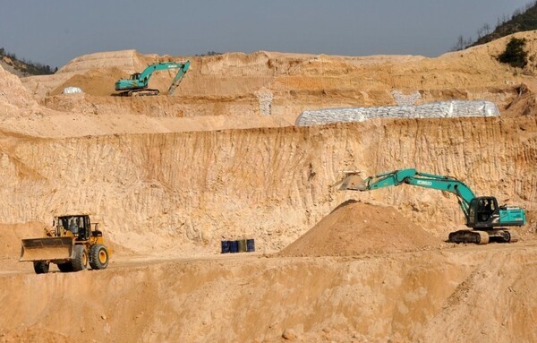 중국이 미·중 정상회담을 앞두고 전략 광물인 희토류에 대한 수출 통제를 강화하자, 자국 관영매체가 '이는 수출금지가 아닌 글로벌 공급망 안정을 위한 조치'라며 우려 진화에 나섰다. [출처=연합]
