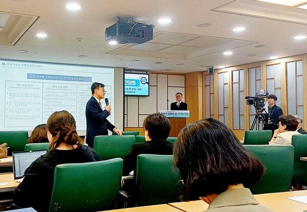 11일 더불어민주당 허영 의원이 금융위원회로부터 제출받은 자료에 따르면, 금융당국이 최근 5년간 위법한 공매도에 대해 엄중한 처벌을 약속했음에도 불구하고 실제 부과된 과징금은 최대 80%까지 감경된 것으로 나타났다. 사진은 국회입법조사처에서 올해 국정감사의 주요 이슈에 대해서 설명하고 있는 모습. [출처=ebn]