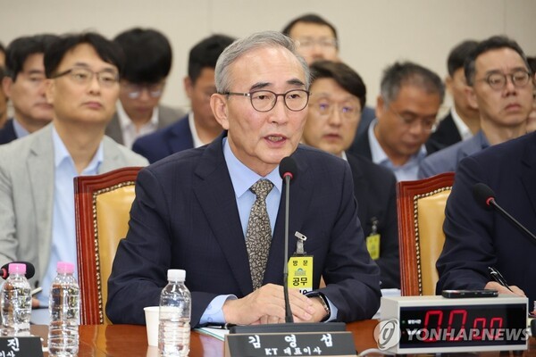 24일 국회 과학기술정보방송통신위원회에서 열린 통신·금융 대규모 해킹사고에 대한 청문회에 참석한 김영섭 KT 대표이사가 위원 질의에 답하고 있다. [출처=연합]