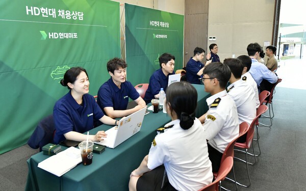 지난 5월 '마덱스 2025' 현장에서 실시한 채용박람회 모습. [출처= HD현대중공업]