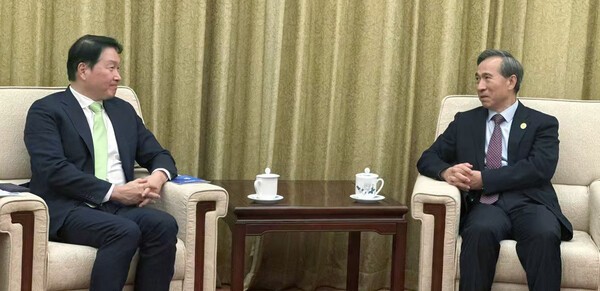 최태원 회장(사진 왼쪽)은 10일 베이징에서 런홍빈(任鴻斌) CCPIT(중국국제무역촉진위원회) 회장을 만나 협력 방안에 대해 의견을 나눴다. [출처=대한상공회의소 ]