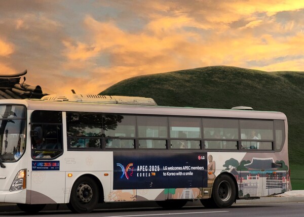 LG가 경주 시내버스에 2025년 APEC 정상회의를 알리는 래핑광고를 하고있다. [출처=LG]