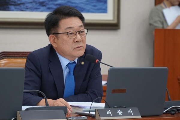 국회 산업통상자원중소벤처기업위원회 소속 허종식 의원(더불어민주당, 인천 동구미추홀구갑)이 한국전력공사(한전)와 한국수력원자력(한수원)이 미국 웨스팅하우스와 체결한 원전 수출 협정을 '굴욕 계약'으로 규정하고, 이를 한미 정상 간 외교 의제로 격상하여 새로운 협력의 틀을 마련해야 한다고 촉구했다.[출처=허종식 의원실]