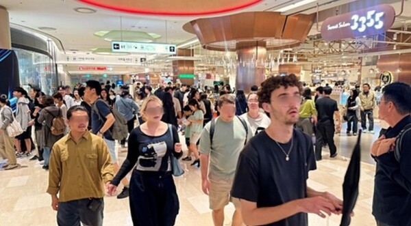 10월 연휴 기간 잠실 롯데월드몰을 찾은 내·외국인 고객들의 모습. [출처=롯데백화점]