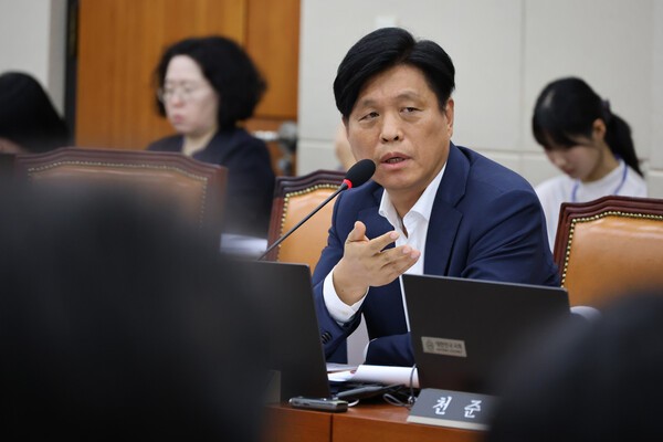 조승래 의원(대전 유성구갑, 더불어민주당)이 13일 국회 기획재정위원회 국정감사에서 구윤철 경제부총리를 향해 한미 관세 협상 시 국익을 최우선으로 고려할 것을 주문했다.[출처=조승래 의원실]