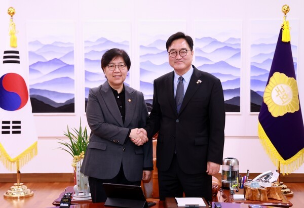 우원식 국회의장은 13일 오전 의장집무실에서 정은경 보건복지부 장관을 접견했다.[출처=국회]