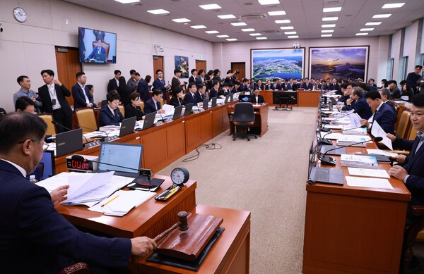 13일 서울 여의도 국회에서 열린 국토교통부 등에 대한 국토교통위원회 국정감사에서 맹성규 국토교통위원장이 국정감사 개시를 선언하며 의사봉을 두드리고 있다.[출처=연합뉴스]