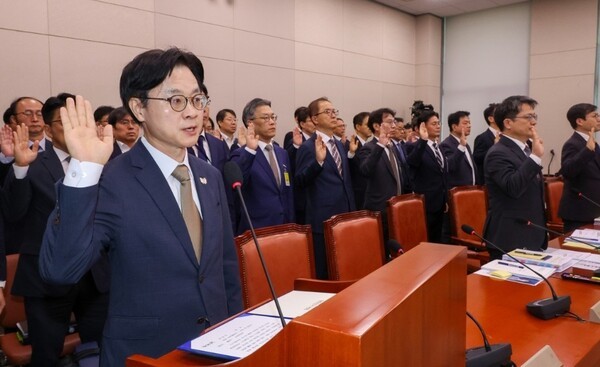 김정관 산업통상부 장관이 13일 서울 국회에서 열린 산업통상자원중소벤처기업위원회 국정감사에서 선서하고 있다. [출처=연합]