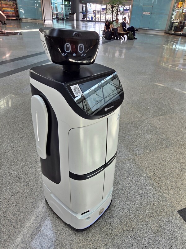 푸저우 창러 국제 공항에서 로봇이 안내하고 있다. [사진=진명갑 기자]