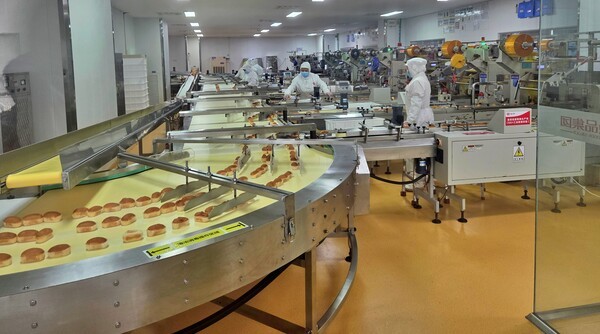 팜팜식품 직원들이 제빵 제품을 포장하고 있다. 직원들은 육안으로 불량 제품 검수 작업만을 담당한다. [사진=진명갑 기자 ]