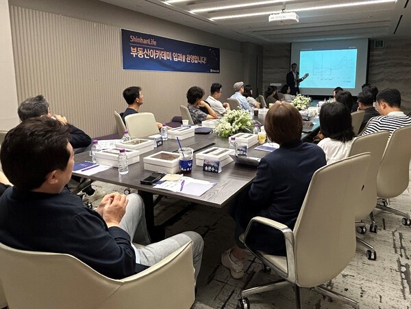 지난 9월 진행한 신한라이프 ‘2025 WM 부동산 아카데미’에서 고객들이 전문 강사의 강의를 듣고 있다.  [출처=신한라이프 ]