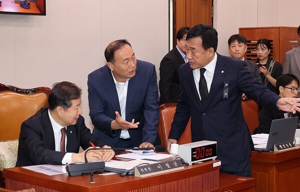 13일 국회 산업통상자원중소벤처기업위원회 국정감사에서 (왼쪽부터) 이철규 위원장, 김원이 의원, 박성민 의원이 의견 조율을 하고 있다.[출처=연합]