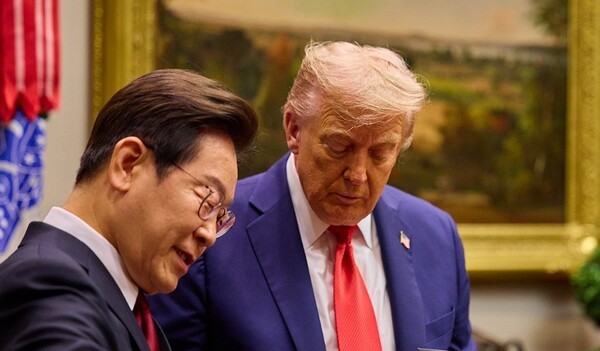 이재명 대통령이 지난 25일(현지시간) 미국 워싱턴DC 백악관에서 열린 한미 정상회담에서 도널드 트럼프 미국 대통령에게 방명록 작성 때 쓴 만년필을 선물하고 있다. [출처=연합]