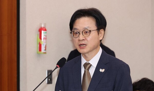 김정관 산업통상부 장관이 13일 서울 국회에서 열린 산업통상자원중소벤처기업위원회 국정감사에서 업무보고를 하고 있다. [출처=연합]