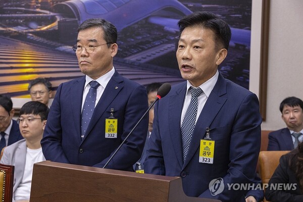 국토위 국감 증인으로 출석한  김보현 대우건설 대표(左)와 송희영 포스코이앤씨 대표(右)[출처= 연합뉴스]