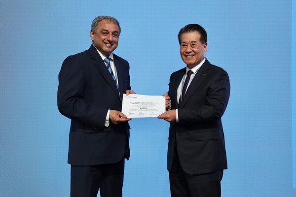 장인화 포스코그룹 회장(오른쪽)이  타타스틸 나렌드란(Narendran) CEO로부터 세계철강협회 안전보건 우수사례 공모전 공정안전부문 최고상 을 수상하고 있다. [출처=포스코홀딩스]