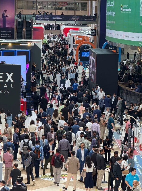 지난 13일 두바이월드트레이드센터에서 개막한 'GITEX' 전시장을 찾은 방문객들 [출처=GITEX글로벌 SNS]]