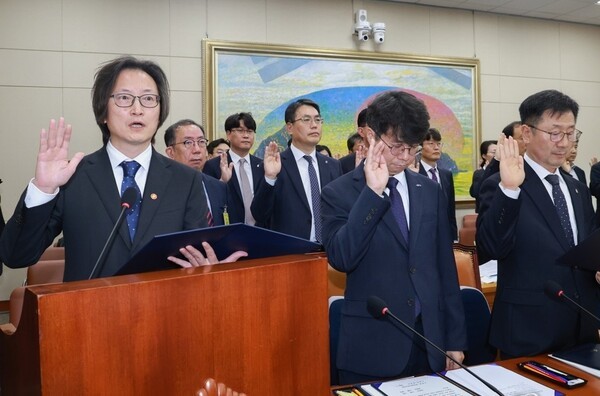 선서하는 주병기 공정거래위원장[출처=연합]