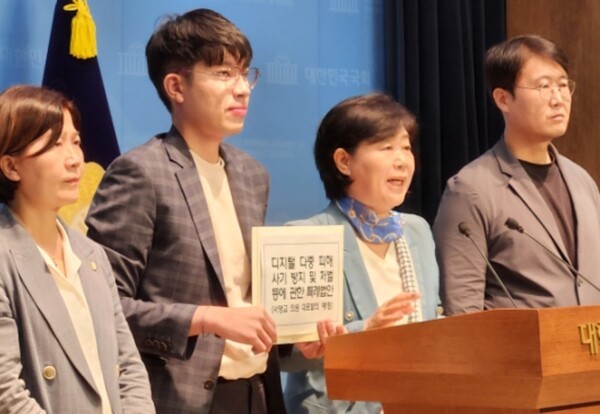 국회 법제사법위원회 소속 서영교 의원이 국가기관을 사칭하거나 피해자의 자발적인 감금을 유도하는 등 날로 교묘해지는 보이스피싱 및 스미싱 범죄를 근절하기 위한 '디지털다중피해사기 방지 및 처벌 등에 관한 특례법안'을 14일 대표 발의했다.[출처=서영교 의원실]