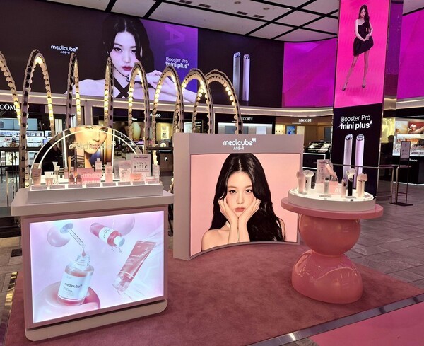 신세계면세점은 K-뷰티 대표 브랜드 메디큐브(MEDICUBE)의 면세 단독 팝업스토어를 명동점에 선보였다. [출처=신세계면세점]