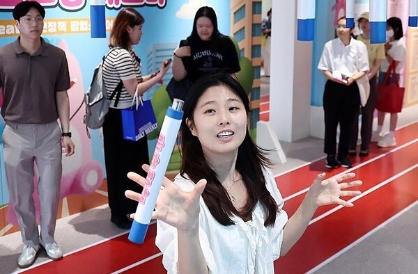 15일 더불어민주당 복기왕 의원(충남 아산시갑, 국회 국토교통위원회 간사)이 한국토지주택공사(LH)로부터 제출받은 자료에 따르면, 청년 및 신혼부부를 위한 대표적인 공공임대주택 유형인 행복주택 공급량은 2022년 1만 6384호에서 2025년 9월 기준 1450호로, 약 3년 만에 90% 가까이 급감했다.[출처=연합]