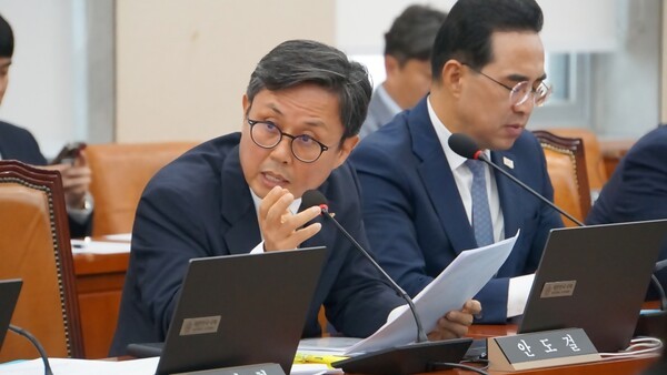 안 의원은 14일 열린 기획재정부 국정감사에서 "새 정부는 세수 기반 정상화를 위한 과세 구조 전환에 성공적으로 착수했다"고 밝혔다.[출처=안도걸 의원실]