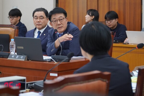 14일 국회 산업통상자원중소벤처기업위원회 국정감사에서 허종식 의원(더불어민주당)이 K-뷰티 산업을 이끄는 중소기업들의 기술과 디자인이 대기업에 의해 무단으로 모방되고 있다는 문제점을 제기했다. [출처=허종식 의원실]