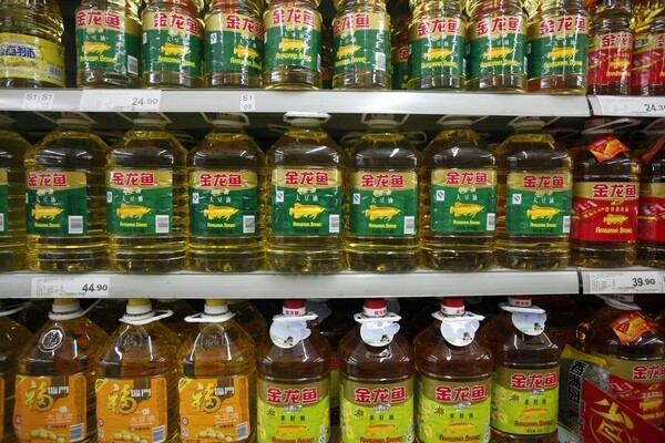 상하이의 한 슈퍼마켓 선반 위에 식용유 병들이 놓여 있다. [출처=블룸버그]