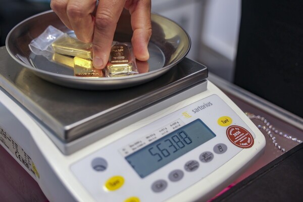 독일 에센의 한 금상점에서 금괴가 저울 위에 놓여 있다. 세계적인 정치·경제적 불확실성 속에서 투자자들이 귀금속에 관심을 보이면서 금 현물 가격이 처음으로 온스당 4,000달러를 돌파했다. [출처=연합뉴스]