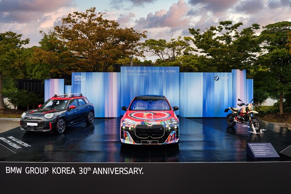 갤러리 플라자에 전시된 i7 BMW 코리아 30주년 기념 스페셜 에디션 [출처=BMW 코리아]