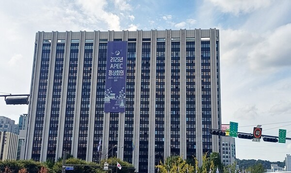 15일 국회 외교통일위원회 소속 이용선 의원이 외교부로부터 제출받은 자료에 따르면, 2024년 재외국민 사건사고 피해 신고는 총 1만7283건에 달했다. 해외에서 사건·사고로 긴급 경비가 필요한 국민은 '신속해외송금' 제도와 정부 직접 지원인 '무자력자 긴급지원' 제도를 통해 도움받을 수 있다.. 서울 정부청사 전경.[출처=ebn]