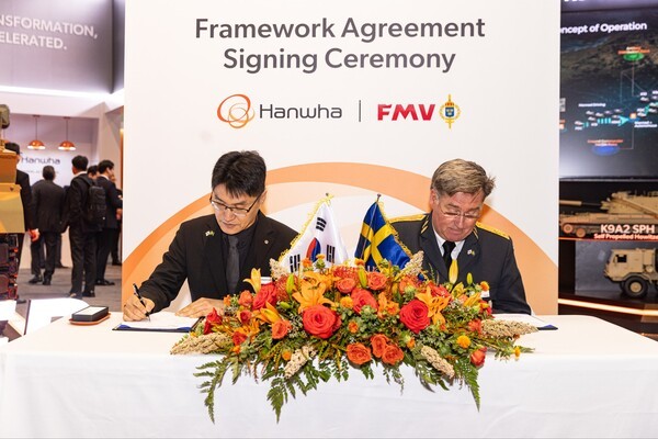 이부환 한화에어로스페이스 PGM사업부장과 요나스 로츠네 스웨덴 방위사업청 지상무기체계국장이 14일(현지시간) 미국 워싱턴DC에서 열린 AUSA 방산전시회에서 155mm 모듈형 추진장약 추가 공급 계약을 체결하고 있다. [출처=한화에어로스페이스]