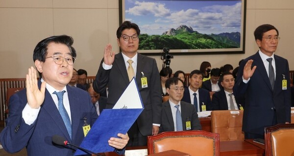 15일 서울 여의도 국회에서 열린 고용노동부에 대한 기후에너지환경고용노동위원회 국정감사에서 도세호 SPC 대표(왼쪽)와 정종철 쿠팡풀필먼트서비스(CFS) 대표가 선서를 하고 있다. [출처=연합뉴스]