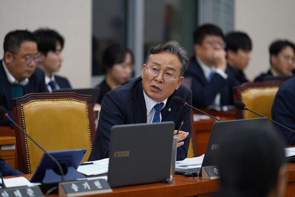 16일 국회 국토교통위원회 소속 손명수 의원이 한국도로공사로부터 제출받은 자료에 따르면, 지난 10년간 경찰청, 국방부, 소방청, 보건복지부에 발급된 고속도로 통행료 면제카드(이하 '긴급면제카드')의 부정사용 사례가 총 898건에 달하는 것으로 나타났다.[출처=손명수 의원실]