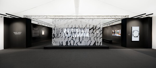 LG전자가 프리즈 런던에서 수묵 추상의 거장 故 서세옥 화백의 작품을 재해석한 미디어아트를 선보인다. 사진은 반투명 패브릭과 투명 올레드 TV, 올레드 에보를 나란히 배치해 하나의 작품처럼 구성한 LG전자의 전시 공간. [출처=LG전자]