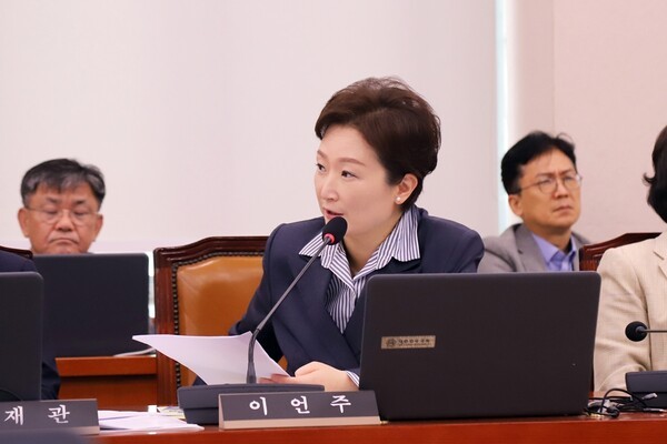 16일 국회 산업통상자원중소벤처기업위원회 소속 이언주 의원은 한국무역보험공사 국정감사에서 국내 누적 채권 중 구상채권 발생액이 4조 199억 원에 달하지만, 회수액은 1조 2285억 원에 그쳐 회수율이 30.6%에 불과하다고 밝혔다.[출처=이언주 의원실]