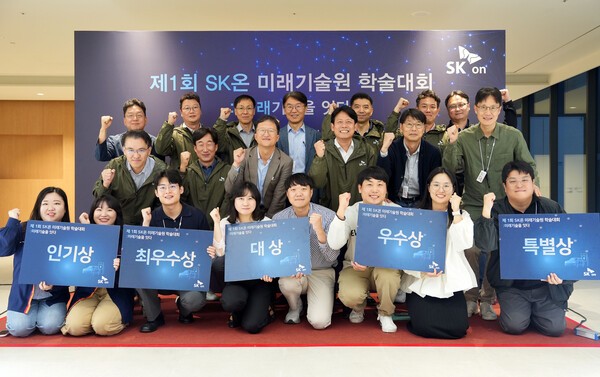 박기수 SK온 미래기술원장(가운데줄 좌측에서 4번째), 이장원 SK온 최고기술책임자(뒷줄 좌측에서 3번째), 피승호 SK온 제조총괄(뒷줄 좌측에서 4번째), 최장욱 서울대학교 화학생물공학부 교수(가운데줄 좌측에서 3번째) 등 주요 참석자와 SK온 연구원들이 기념촬영을 하고 있다. [출처=SK온]